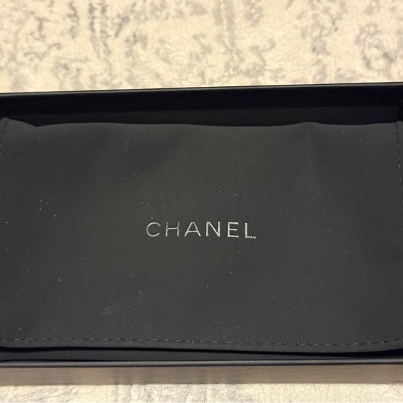 CHANEL Black Quilted Leather Card Holder with Gold Logo - Picture 4 of 7